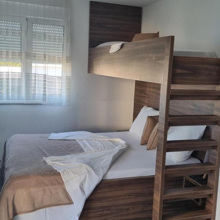 Apartmani Sutomore Tri Palme - Trokrevetna Soba sa Balkonom - 11