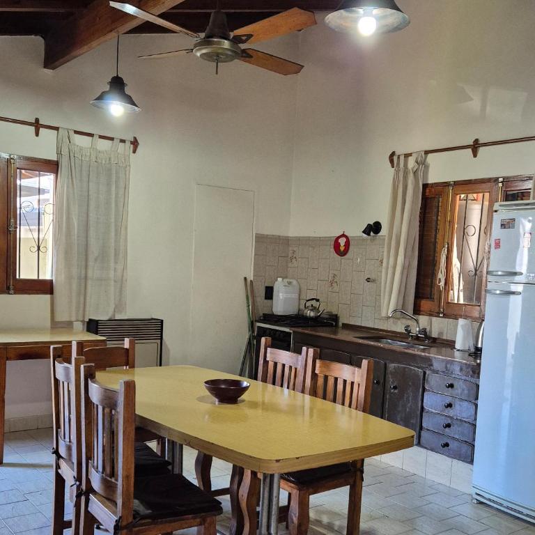 Chalet con parque a 6 cuadras del centro - Casa con 1 dormitorio - 3
