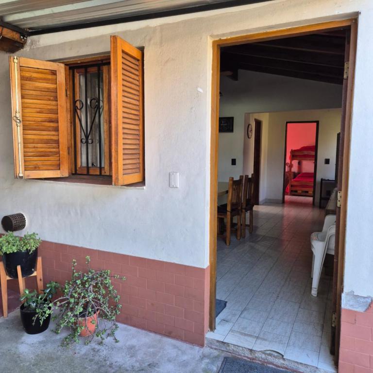 Chalet con parque a 6 cuadras del centro - Casa con 1 dormitorio - 1