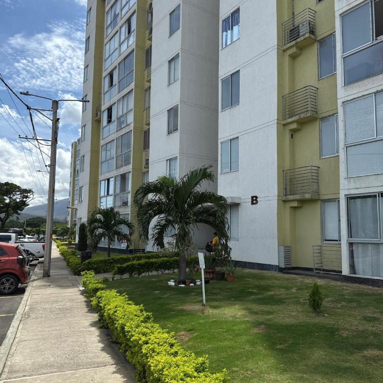 Apartamento cerca a centros comerciales y aeropuerto - Apartamento - 10