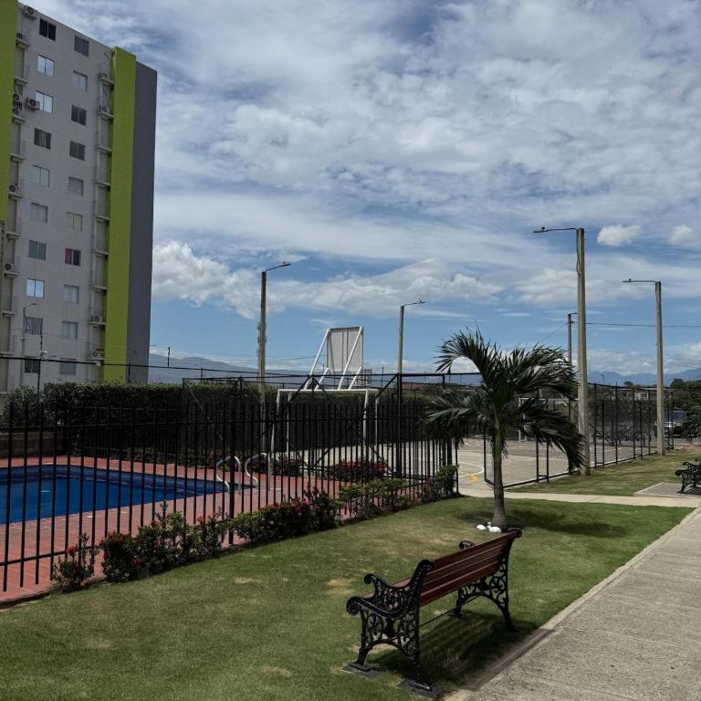 Apartamento cerca a centros comerciales y aeropuerto - Apartamento - 23