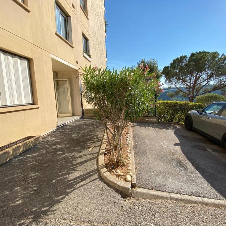 Nice hillside with 100 sqm private garden - Appartement 2 Chambres - 14