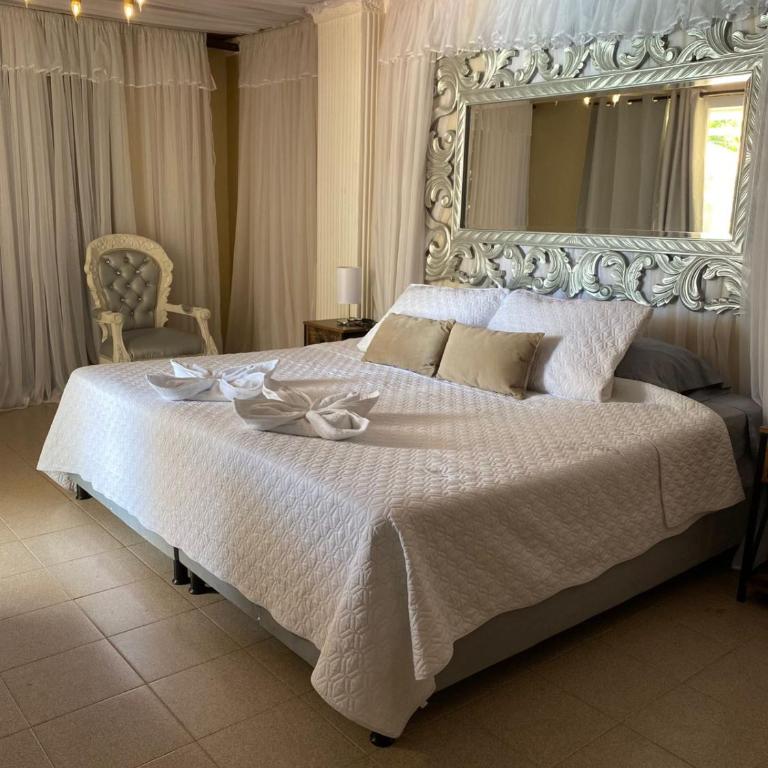 Valle Suites, la Mejor Ubicación - Habitación con cama extragrande y vistas a la piscina - 2