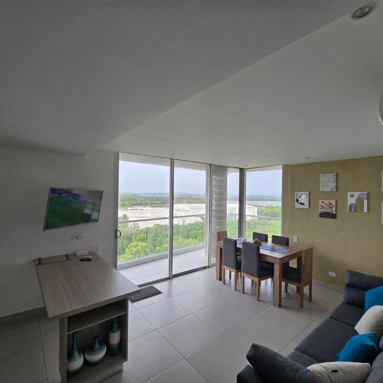 Espectacular Apartamento 9no piso - Three-Bedroom Apartment - 2