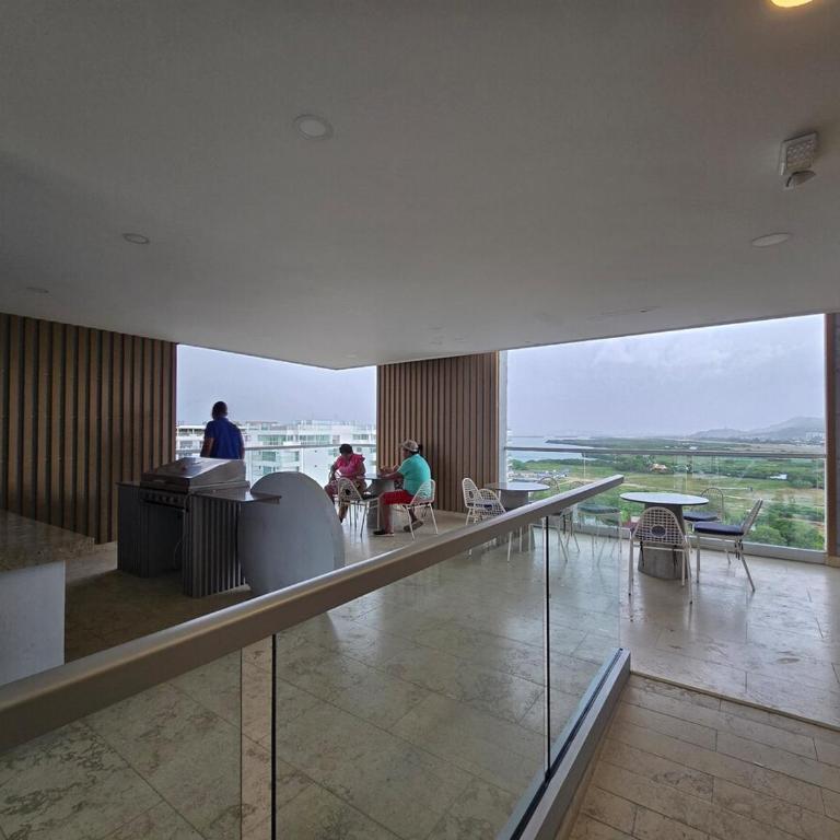 Espectacular Apartamento 9no piso - Three-Bedroom Apartment - 11