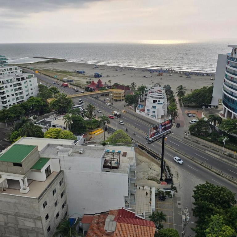 Espectacular Apartamento 9no piso - Three-Bedroom Apartment - 14