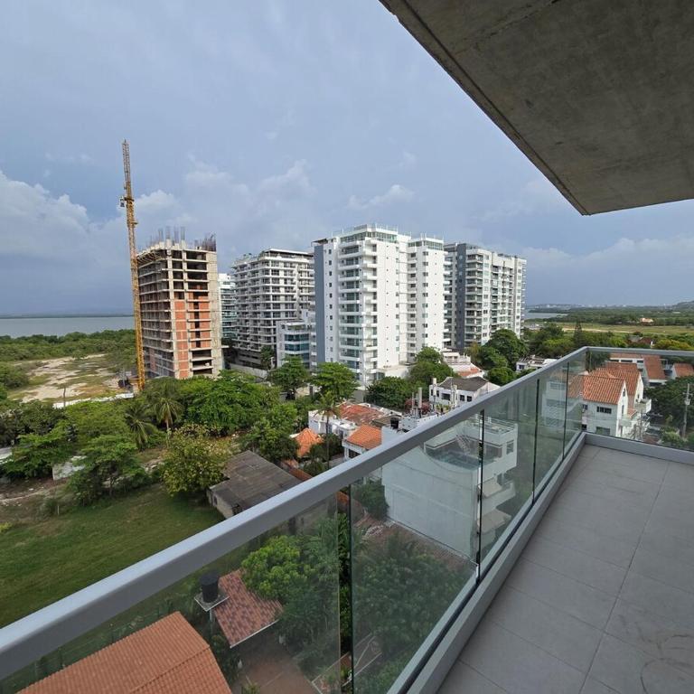 Espectacular Apartamento 9no piso - Three-Bedroom Apartment - 21