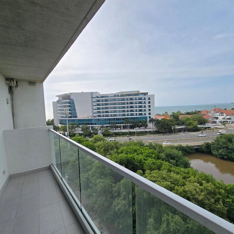 Espectacular Apartamento 9no piso - Three-Bedroom Apartment - 23