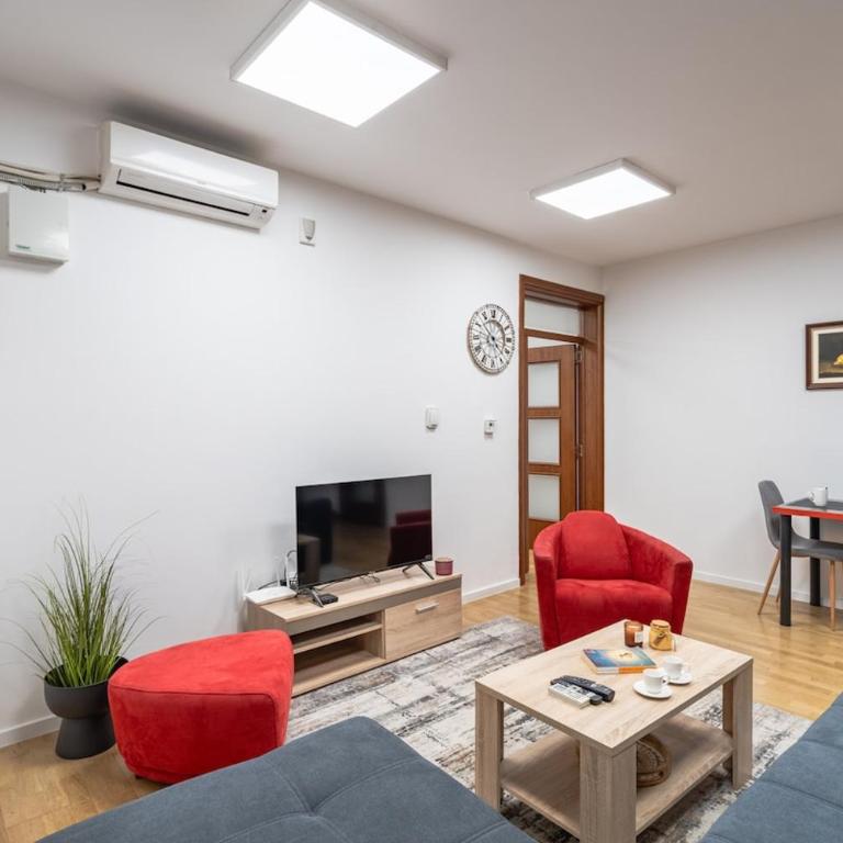 Quiet 1 BDR next to the Cathedral - One-Bedroom Apartment - 7
