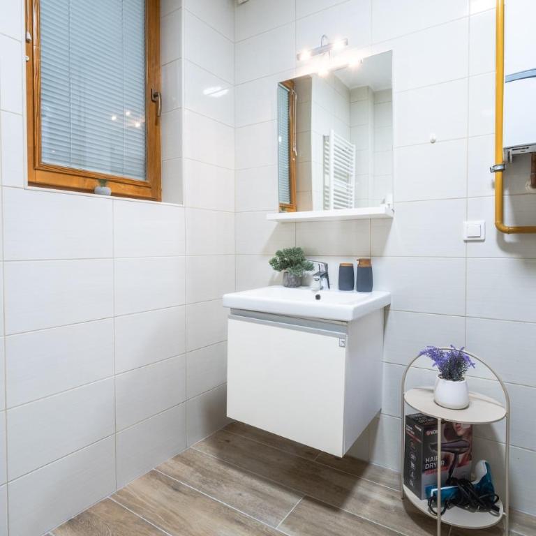 Quiet 1 BDR next to the Cathedral - One-Bedroom Apartment - 13