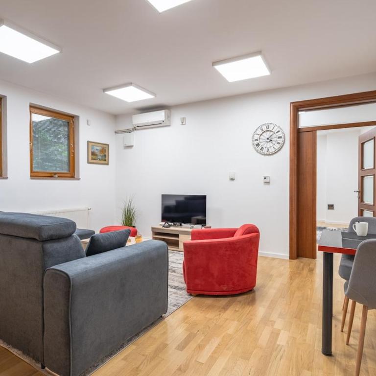 Quiet 1 BDR next to the Cathedral - One-Bedroom Apartment - 30