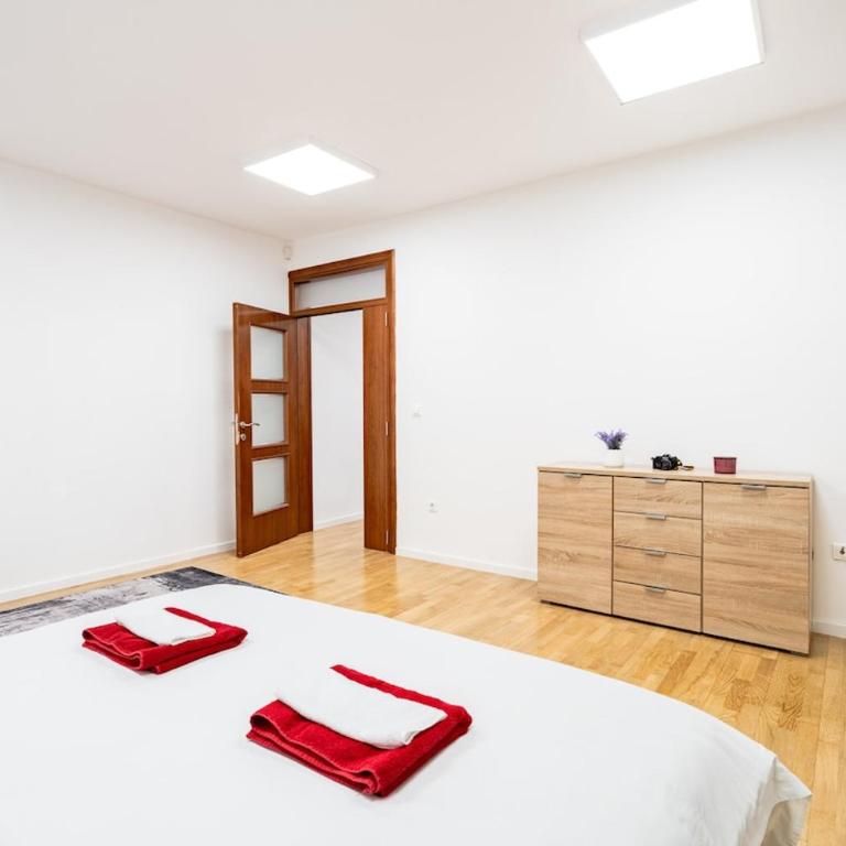 Quiet 1 BDR next to the Cathedral - One-Bedroom Apartment - 31