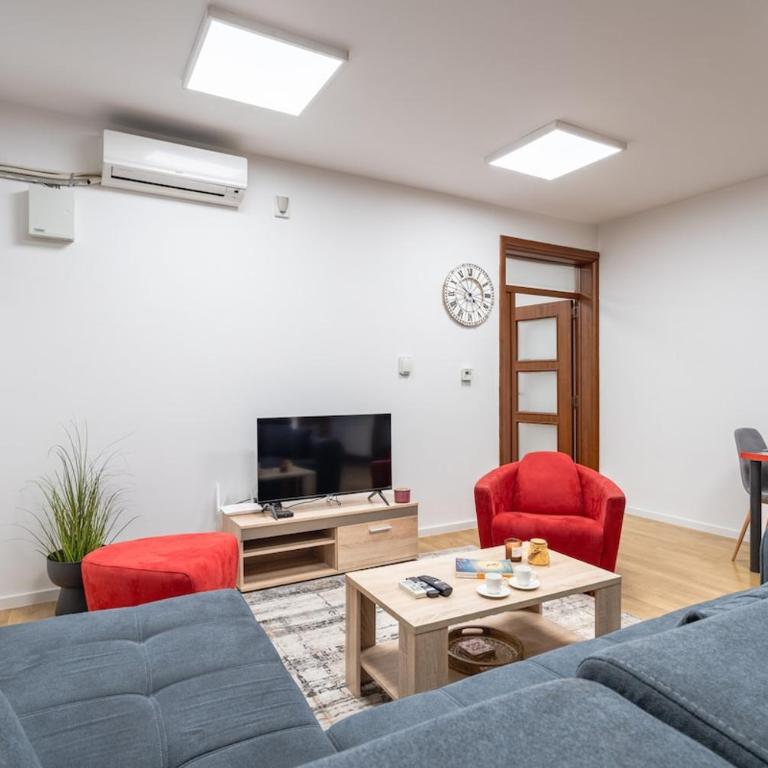 Quiet 1 BDR next to the Cathedral - One-Bedroom Apartment - 33