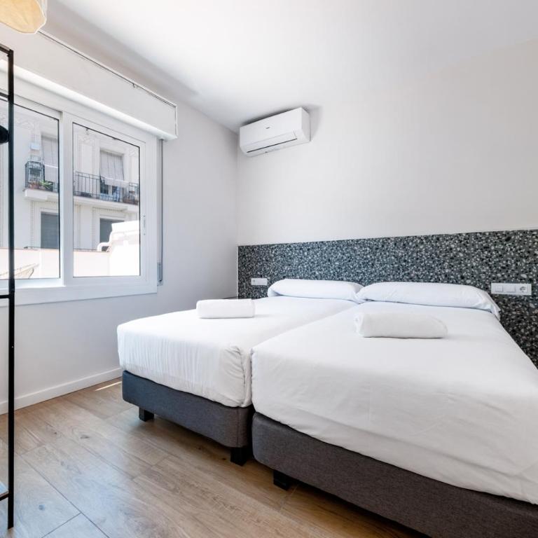 AinB Barcelona Sants Apartments - Three-Bedroom Apartment with View - 9