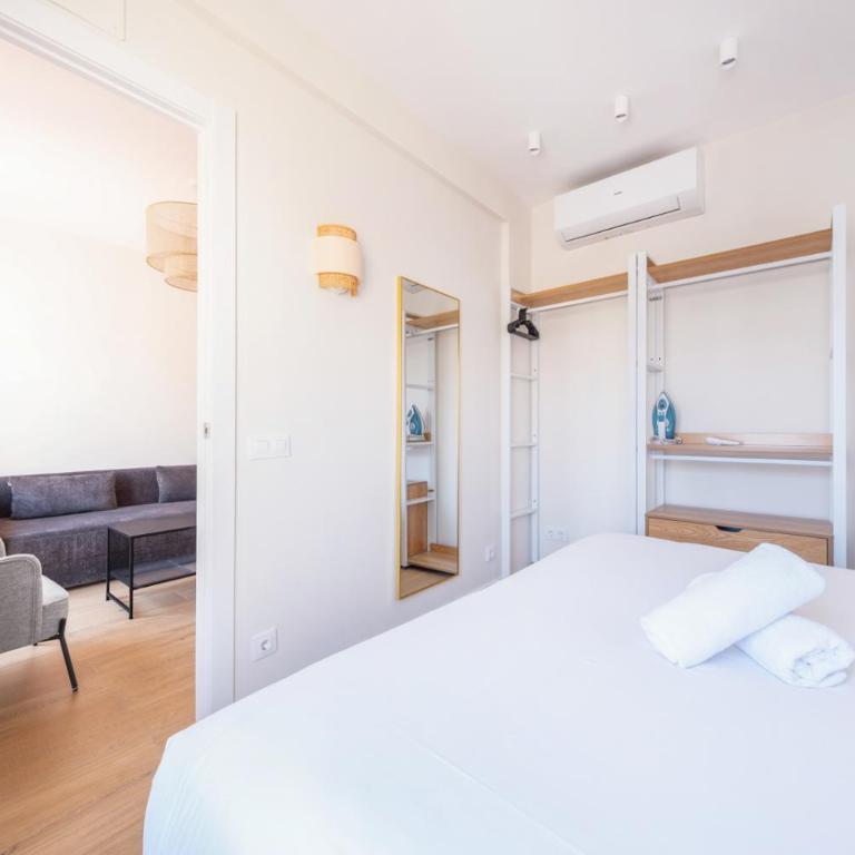 AinB Barcelona Sants Apartments - Three-Bedroom Apartment with View - 15