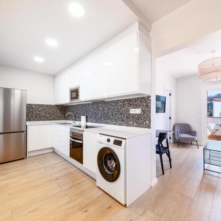 AinB Barcelona Sants Apartments - Three-Bedroom Apartment with View - 21