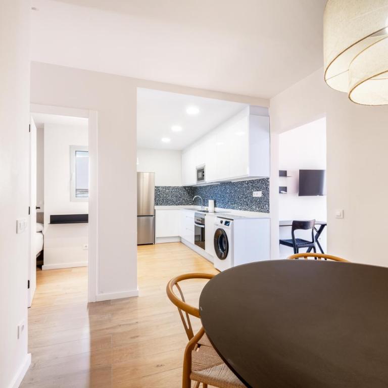 AinB Barcelona Sants Apartments - Three-Bedroom Apartment with View - 25