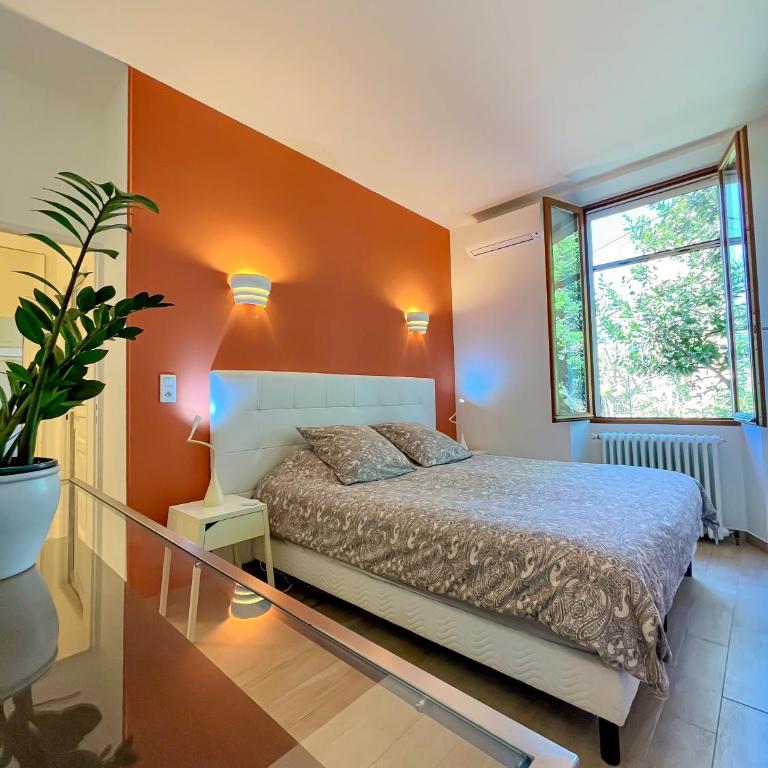 La Thébaïde - Habitación con cama extragrande y vistas al jardín - 13