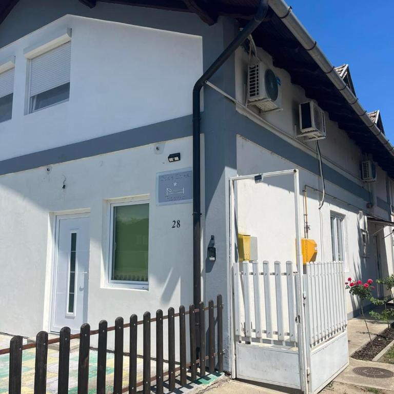 Rooms with private Bathroom & Free Parking ''Sobe Zoka,, - Dvokrevetna Soba sa Zasebnim Krevetima - 32