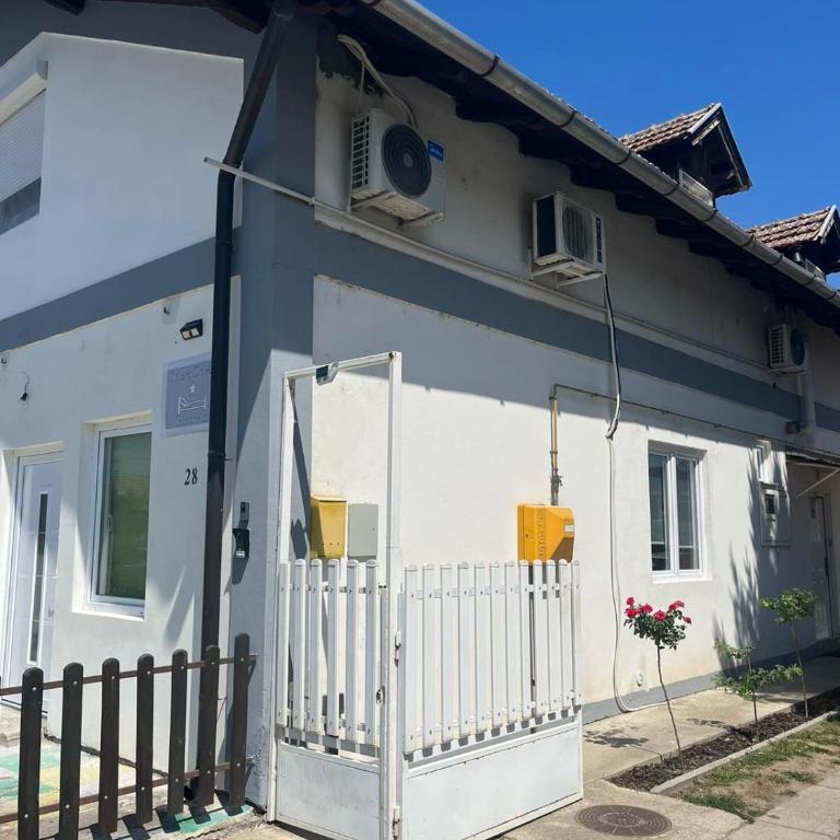 Rooms with private Bathroom & Free Parking ''Sobe Zoka,, - Dvokrevetna Soba sa Zasebnim Krevetima - 30
