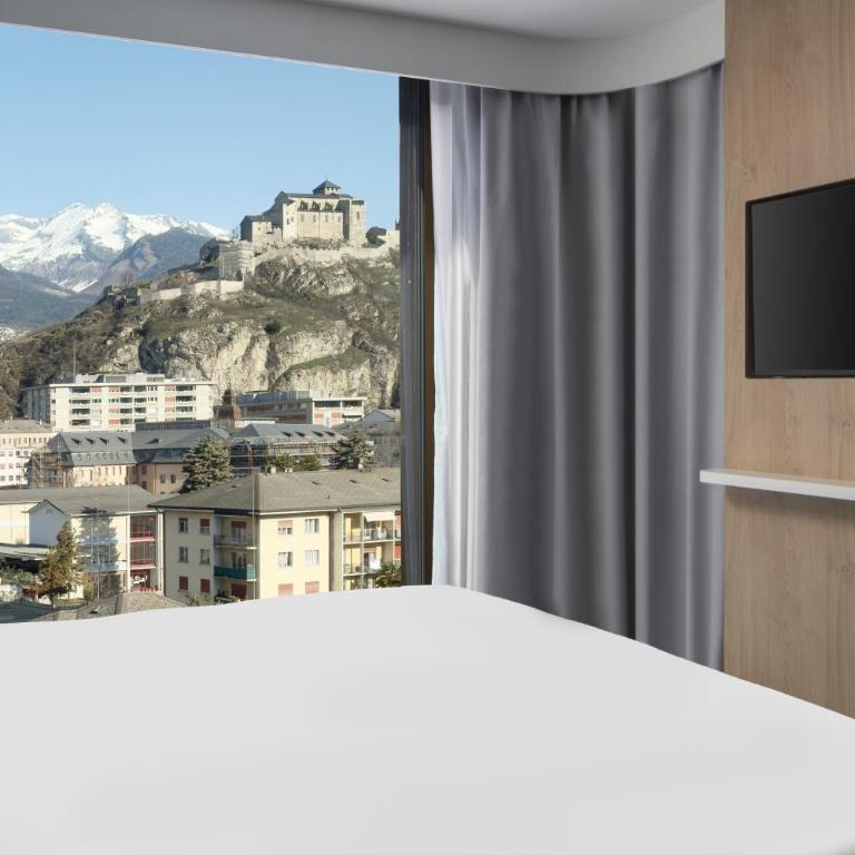 Holiday Inn Express & Suites Sion by IHG - Standard Zimmer mit Queensize-Bett mit Bergblick - 2