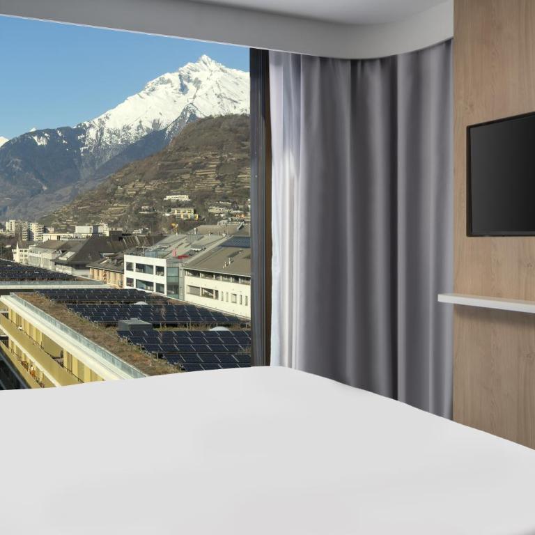 Holiday Inn Express & Suites Sion by IHG - Standard Zimmer mit Queensize-Bett mit Bergblick - 1