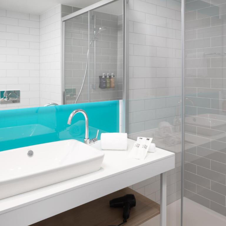 Holiday Inn Express & Suites Sion by IHG - Junior Suite mit Queensize-Bett und Einzelschlafsofa - 7