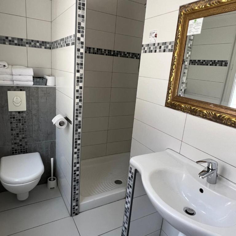 The Originals Boutique, Clair Hôtel, Martigues - Habitación Triple Familiar - 8