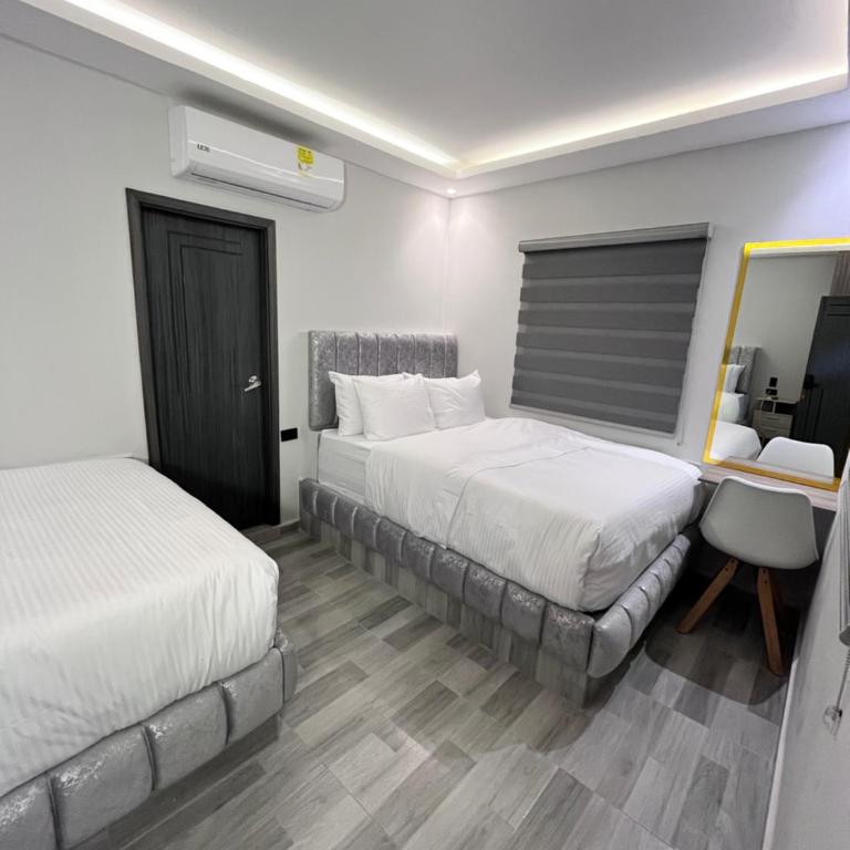 Hotel Casa Rueda - Family Room - 1
