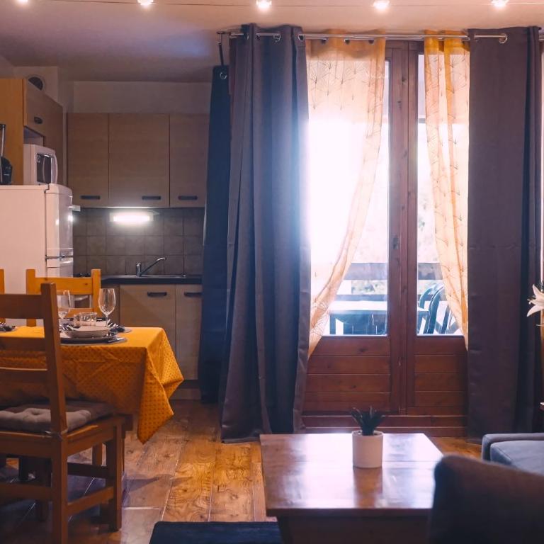 studio chic redécoré avec soin, idéal couples familles ou entre amis,parfait pour cure thermale ou séjour ski, wifi 180 chaines tv parking couvert - Studio avec Balcon - 2