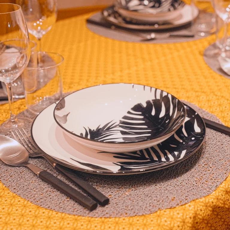 studio chic redécoré avec soin, idéal couples familles ou entre amis,parfait pour cure thermale ou séjour ski, wifi 180 chaines tv parking couvert - Studio avec Balcon - 7