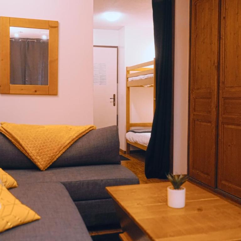 studio chic redécoré avec soin, idéal couples familles ou entre amis,parfait pour cure thermale ou séjour ski, wifi 180 chaines tv parking couvert - Studio avec Balcon - 10