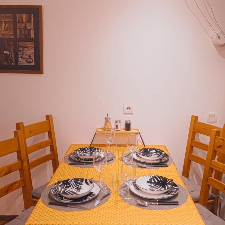 studio chic redécoré avec soin, idéal couples familles ou entre amis,parfait pour cure thermale ou séjour ski, wifi 180 chaines tv parking couvert - Studio avec Balcon - 6