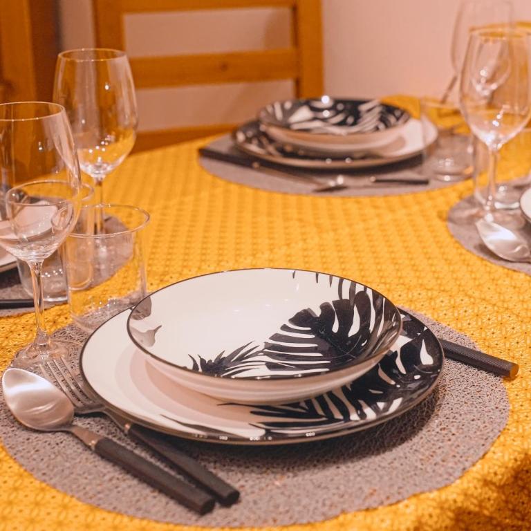 studio chic redécoré avec soin, idéal couples familles ou entre amis,parfait pour cure thermale ou séjour ski, wifi 180 chaines tv parking couvert - Studio avec Balcon - 8