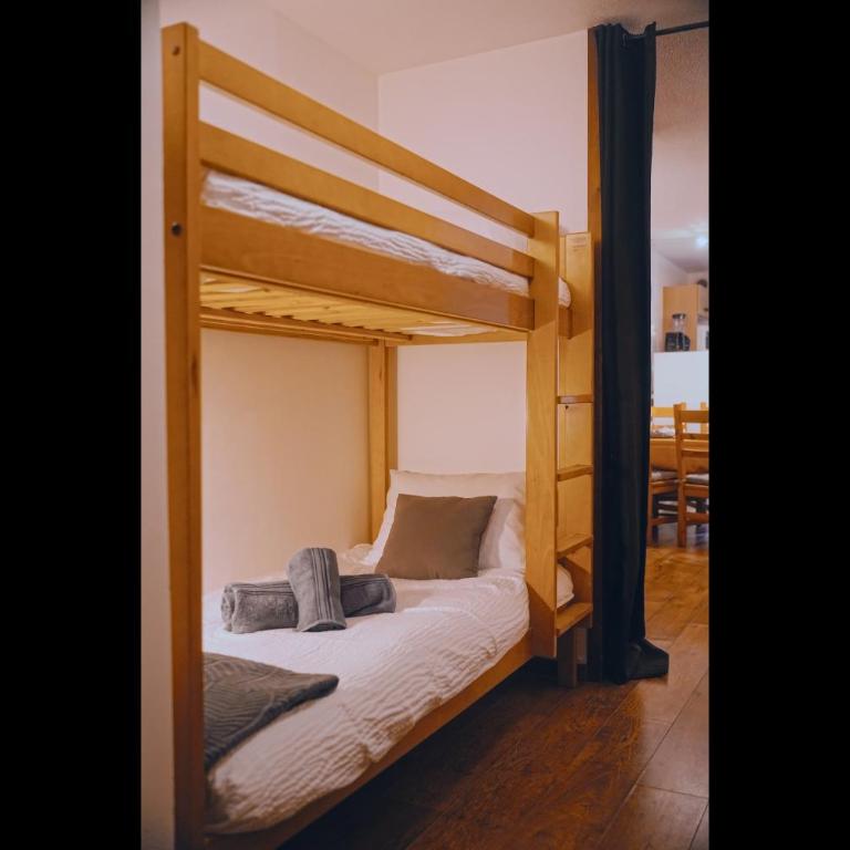 studio chic redécoré avec soin, idéal couples familles ou entre amis,parfait pour cure thermale ou séjour ski, wifi 180 chaines tv parking couvert - Studio avec Balcon - 14
