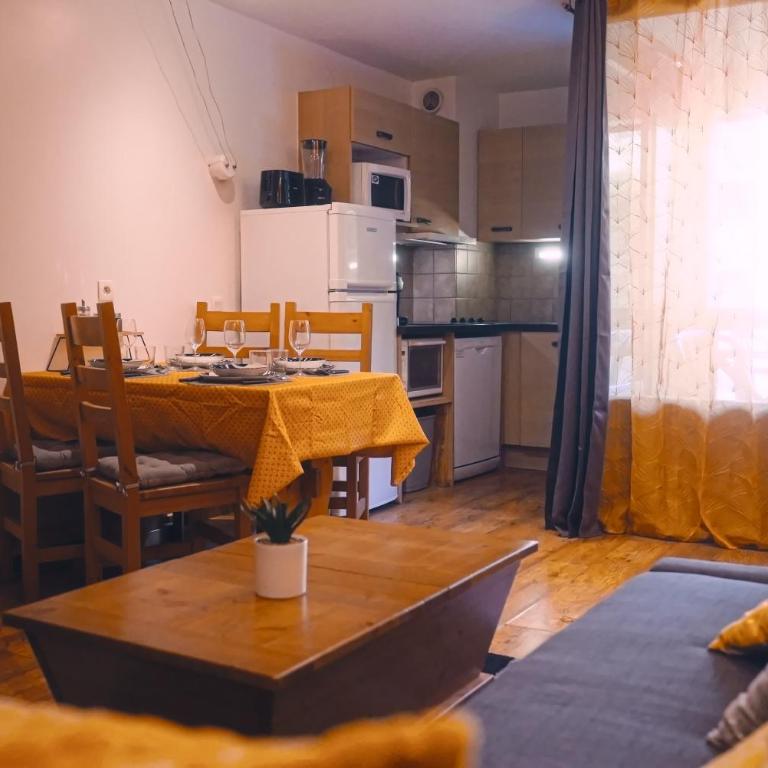 studio chic redécoré avec soin, idéal couples familles ou entre amis,parfait pour cure thermale ou séjour ski, wifi 180 chaines tv parking couvert - Studio avec Balcon - 3