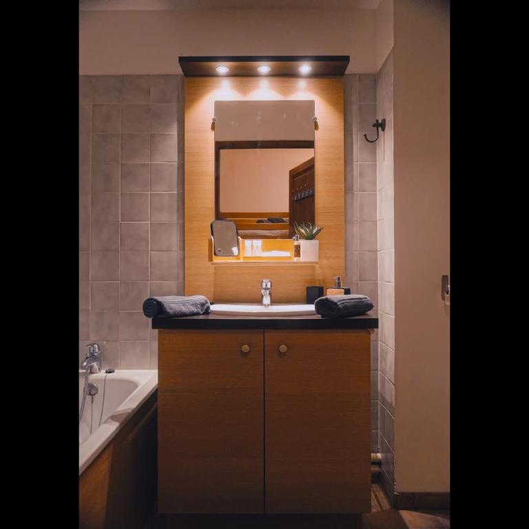 studio chic redécoré avec soin, idéal couples familles ou entre amis,parfait pour cure thermale ou séjour ski, wifi 180 chaines tv parking couvert - Studio avec Balcon - 16