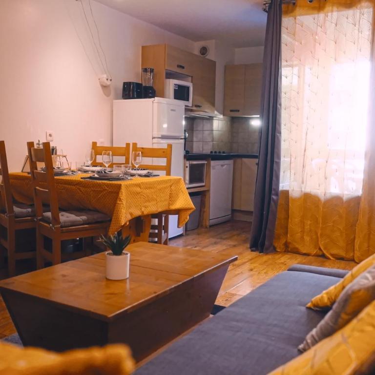 studio chic redécoré avec soin, idéal couples familles ou entre amis,parfait pour cure thermale ou séjour ski, wifi 180 chaines tv parking couvert - Studio avec Balcon - 4