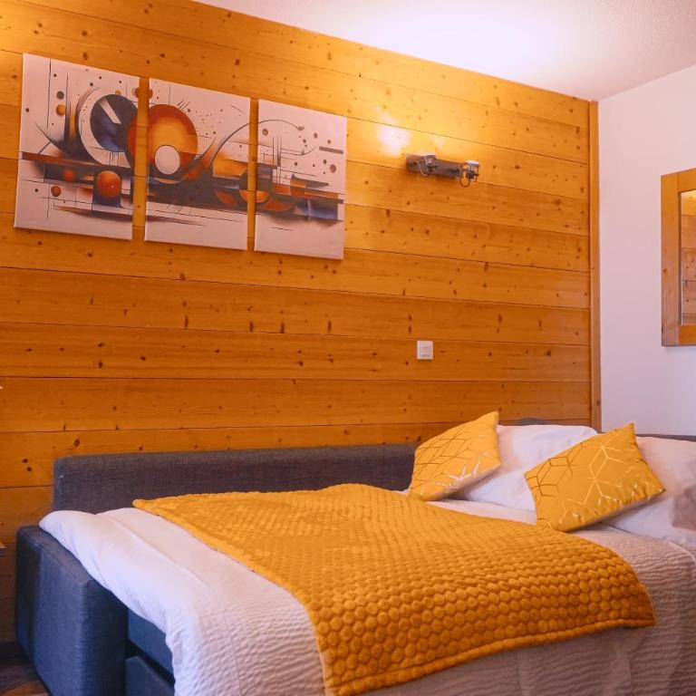 studio chic redécoré avec soin, idéal couples familles ou entre amis,parfait pour cure thermale ou séjour ski, wifi 180 chaines tv parking couvert - Studio avec Balcon - 12