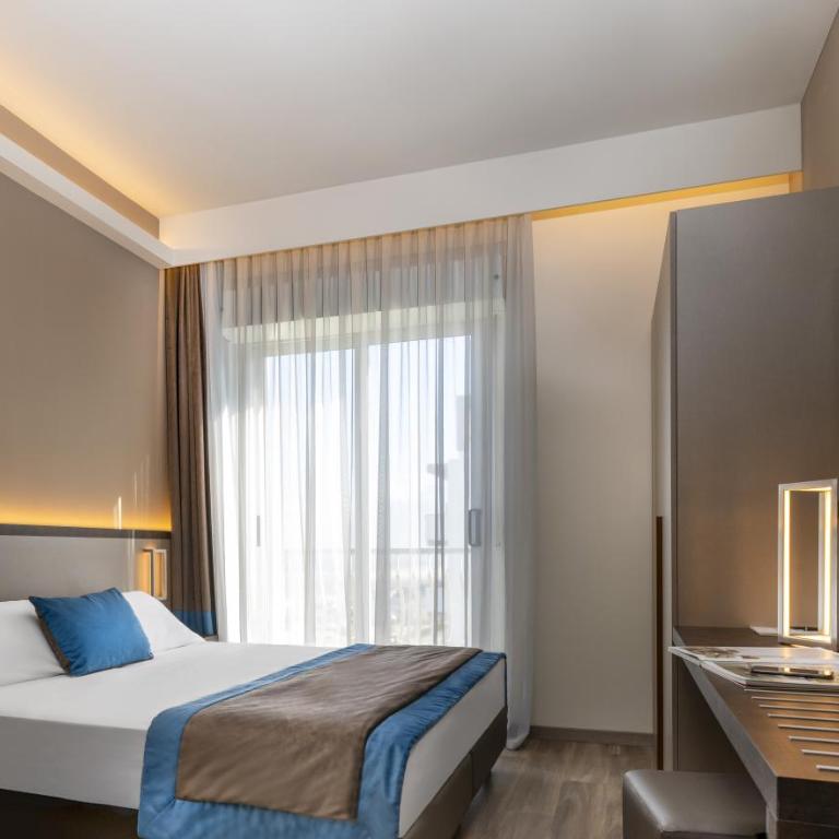 Hotel Continental - Deluxe Top Room - 4