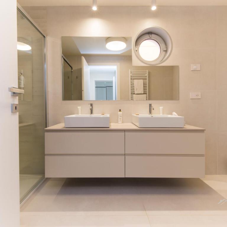 Waterfront Lux | 2BR | A/C| Parking By Tilo - Appartamento con 2 Camere da Letto e Vista Mare - 42