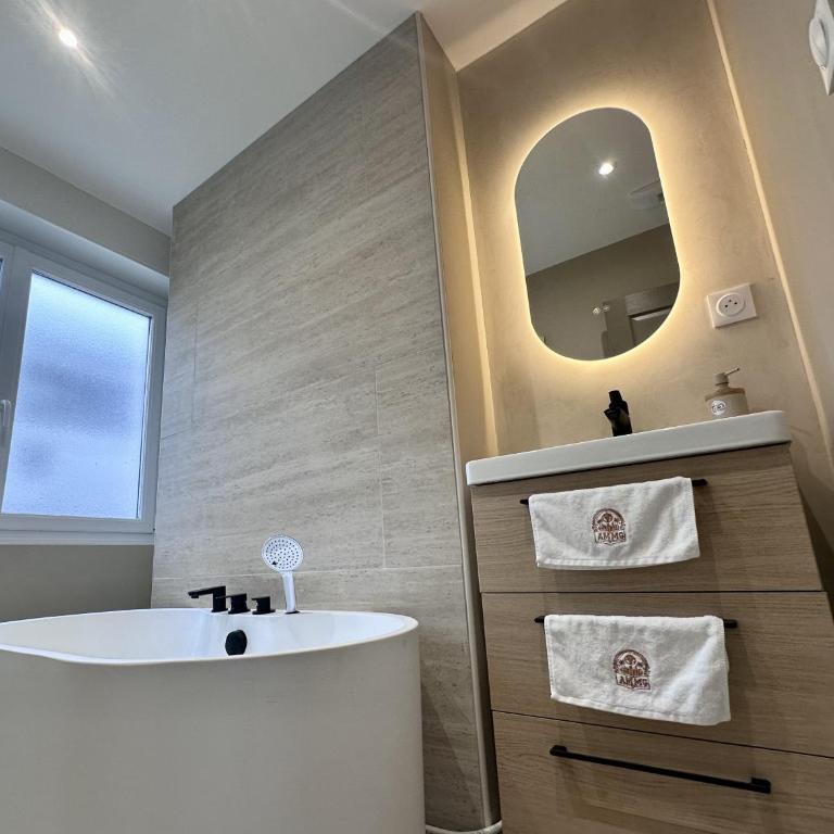 AMMG Tour Marina – Suites Signature | Vue Mer Panoramique, Jacuzzi & Design - Suite Deluxe - 5