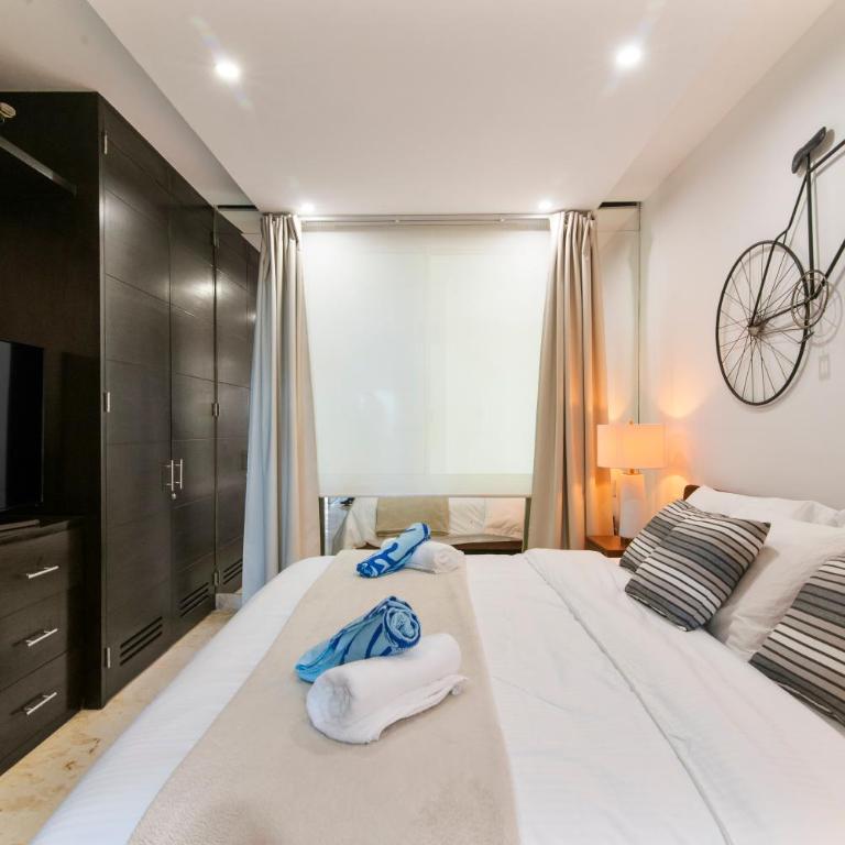 Beachfront Penthouse with Jacuzzi & Beach club - Three-Bedroom Apartment with Sea View - 49