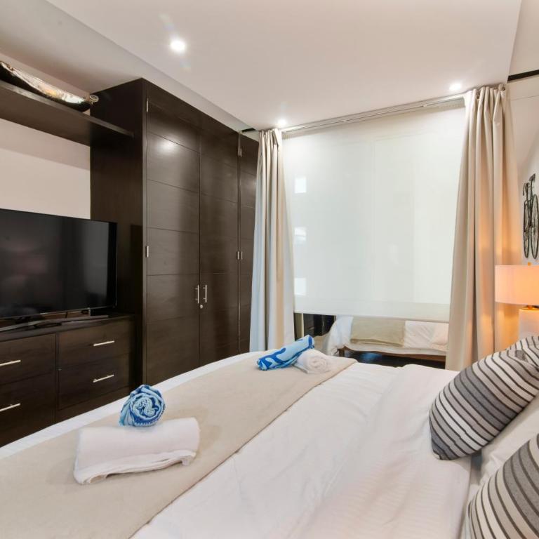 Beachfront Penthouse with Jacuzzi & Beach club - Three-Bedroom Apartment with Sea View - 51