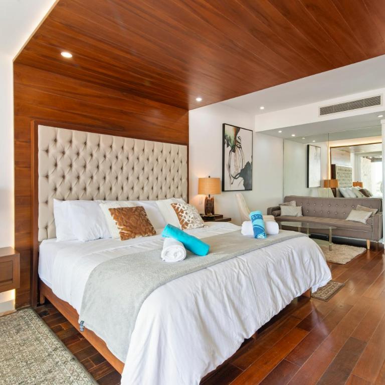 Beachfront Penthouse with Jacuzzi & Beach club - Three-Bedroom Apartment with Sea View - 55