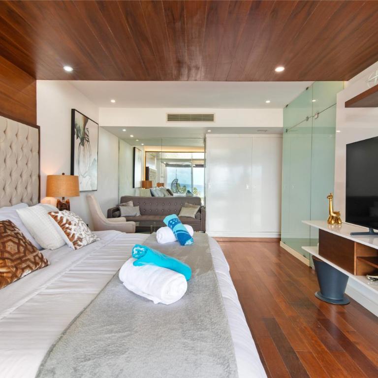 Beachfront Penthouse with Jacuzzi & Beach club - Three-Bedroom Apartment with Sea View - 57