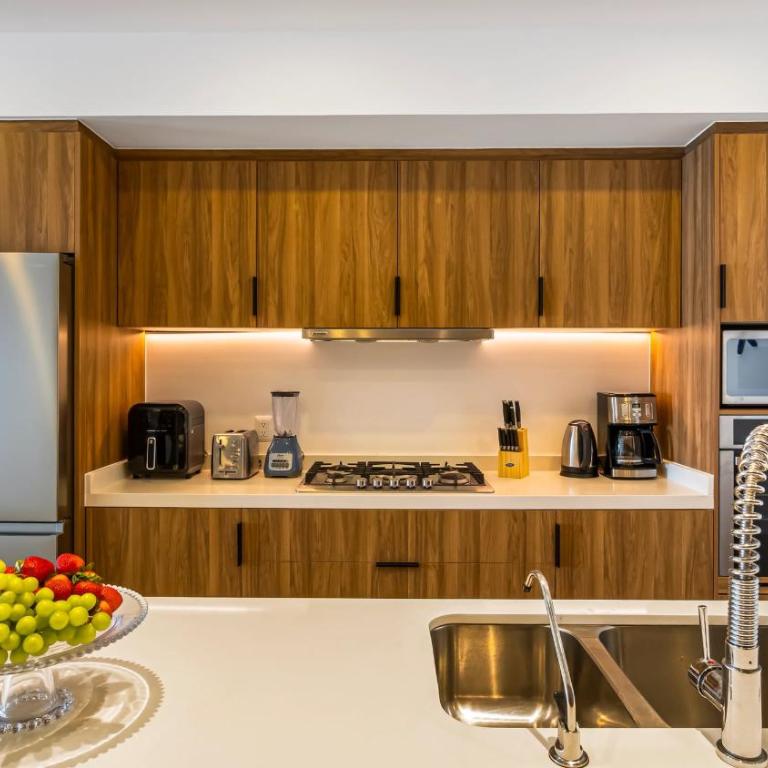 Stylish Oceanfront 2BR - Balcony with Sunset Views, Pools, Beach & Gyms - Apartment - 10
