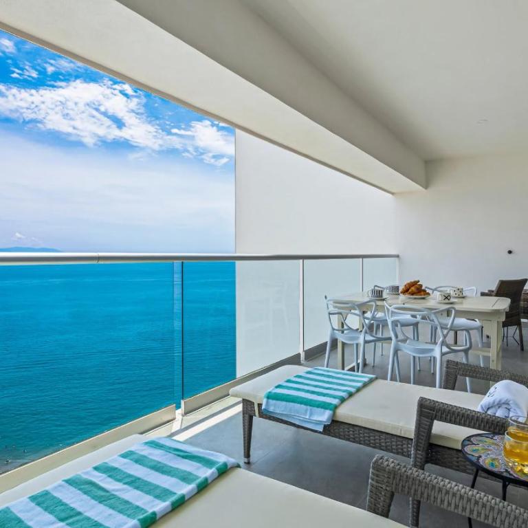 Stylish Oceanfront 2BR - Balcony with Sunset Views, Pools, Beach & Gyms - Apartment - 12