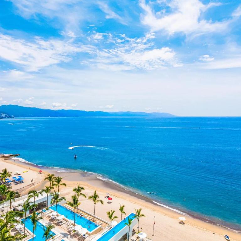 Stylish Oceanfront 2BR - Balcony with Sunset Views, Pools, Beach & Gyms - Apartment - 15