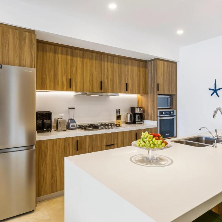 Stylish Oceanfront 2BR - Balcony with Sunset Views, Pools, Beach & Gyms - Apartment - 30